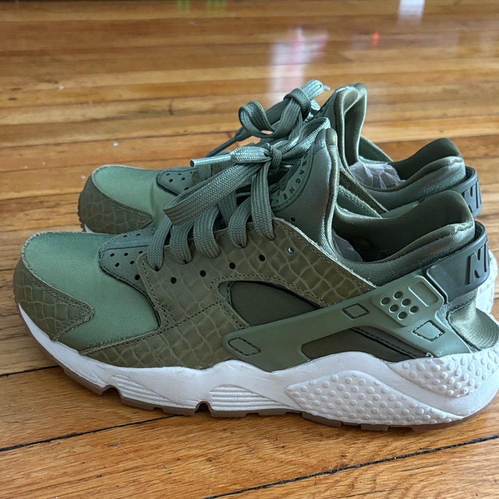 Nike Kids Olive Green and White Huarache Style Sneakers